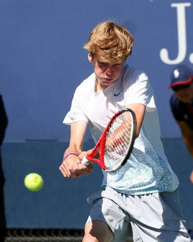 他以细腻的 他以细腻的