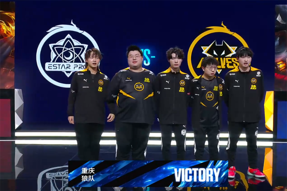 前场对抗中 前场对抗中