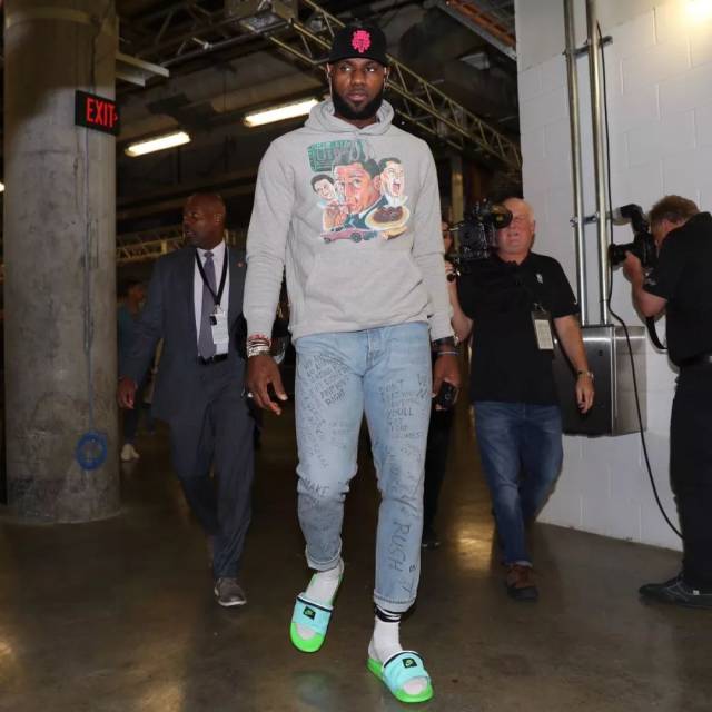 它也在揭示 它也在揭示